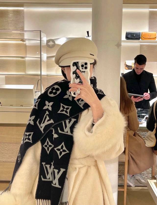 precious Dragon Lv Essential 围巾以品牌经典元素迎接农历新年 绵羊毛融入 Monogram 提花织纹图案 舒暖设计洋溢潮流意趣 18