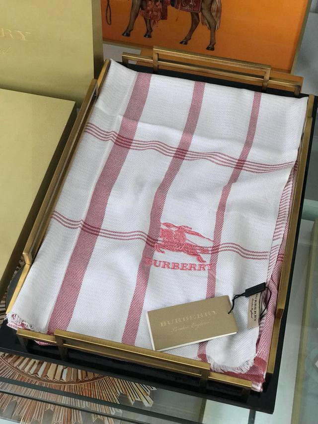 巴宝莉轻盈格纹围巾最新款出货了 精美马标刺绣Logo 精湛制作工艺首先臻选上乘的超细羊毛纤维 进行纯手工精梳处理 再进行清泉水浸泡涤荡 使羊毛纤维呈现出独特的蓬