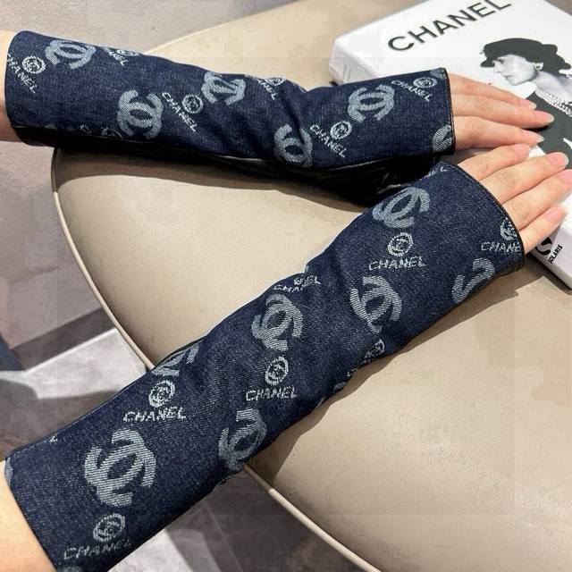 香奈儿新品长款牛仔布加羊皮手套 时尚机车手套 秋冬新品布内里 时尚上手超舒适柔软 百搭 集美女神必备配盒子码数Ml