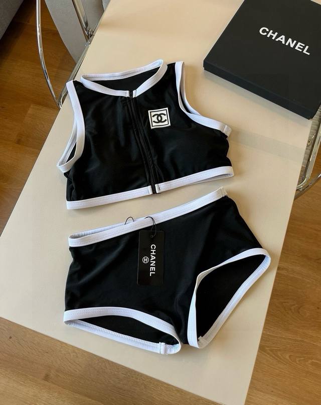 chanel香奈儿新款分体泳衣适合多种场景的游泳衣 海边 游泳池 温泉 水上乐园 漂流都可以内搭也完全可以 连体设计遮肉显高挑 腹部有点肉肉也不影响咱美美的 面