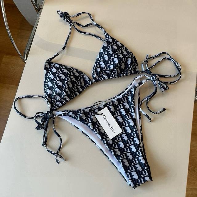 dior 迪奥新款分体泳衣适合多种场景的游泳衣 海边 游泳池 温泉 水上乐园 漂流都可以内搭也完全可以 连体设计遮肉显高挑 腹部有点肉肉也不影响咱美美的 面料