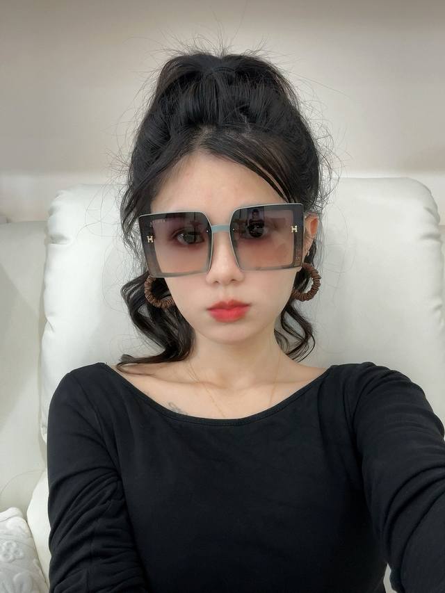 Hermes 爱马仕 2025开春新款原版出货 网红超爆款经典奢华全球风 [亲亲] 时尚方框太阳镜 气质非凡 经典连体大框款式太阳眼镜[篮球] 顶级品质 奢华L