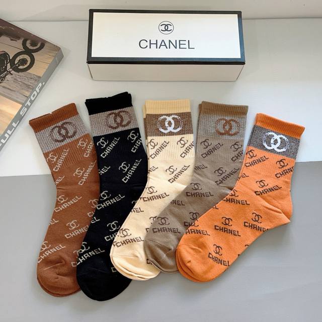 配包装 一盒5双 chanel 香奈儿经典长筒袜子高版本纯棉材质柔软 秒杀市场普通货 经典的双C图案Logo 专柜同步袜子大牌出街 潮人必备 超好搭