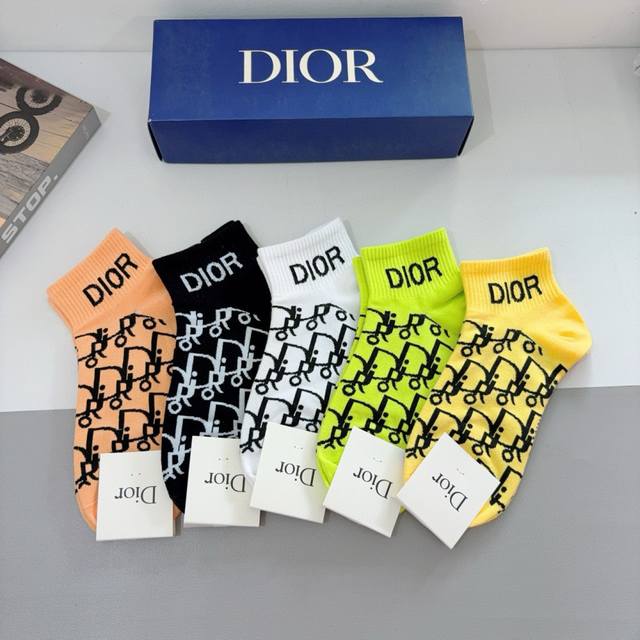 配包装 一盒5双 dior 迪奥 新款短筒袜子 纯棉面料 火爆 图案 专柜同步袜子 大牌出街 潮人必备超好搭
