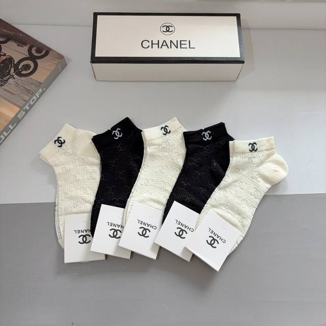 配包装 一盒5双 Chanel 香奈儿 新款竹棉透气船袜 潮人必备款袜子 超柔软材质 舒适透气 时尚百搭款