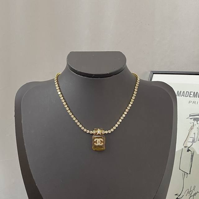 香奈儿项链热销款爆上新一致Zp chan 23 黄糖香水瓶水晶项链Choker 闪亮的水钻链条Bling Bling 的 精致透亮 穿搭界气质天花板