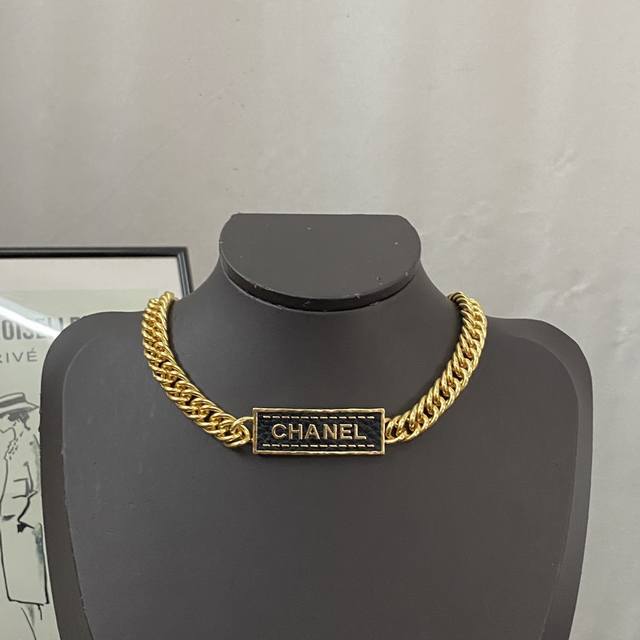 香奈儿项链热销款爆上新一致Zp 专柜同步 chan 23 皮纹长方块字母Choker 复古金边 粗金链条 帅气朋克风 上身超酷
