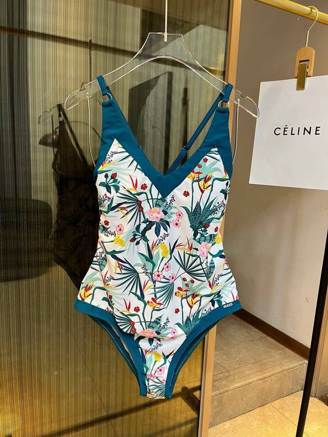特 p gucci古奇新款连体泳衣 适合多种场景的游泳衣 海边 游泳池 温泉 水上乐园 漂流都可以内搭也完全可以 连体设计遮肉显高挑 腹部有点肉肉也不影响咱美美