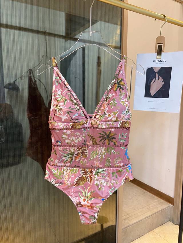 特 p gucci古奇连体泳衣适合多种场景的游泳衣 海边 游泳池 温泉 水上乐园 漂流都可以内搭外穿也完全可以 面料 透气舒适 速干弹性的游泳衣更加帖肤易清洗