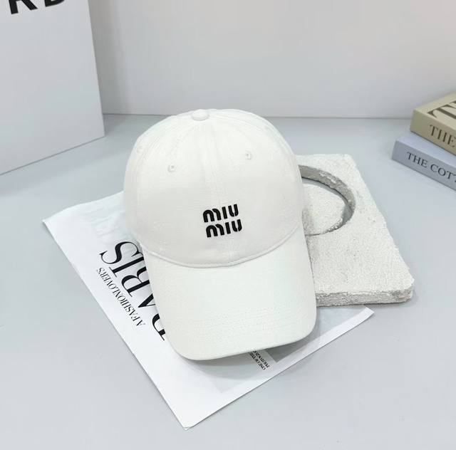 跑量 miu 新款破洞棒球帽 复古破洞棒球帽 解锁你的潮流Dna 独特做旧工艺 带着岁月的质感 每一处细节都在诉说着不羁与自由 轻松让你成为街头最靓的仔