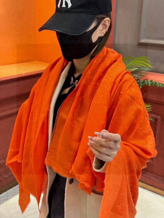Lv 提花真丝羊绒款 最高级的原单尾货 这才是硬货不负众望 终于等到了你们心念念的Lv专柜爆炸款新货 很满意的出品出口订单 提花羊绒徽章方巾系列我的大驴家东西绝
