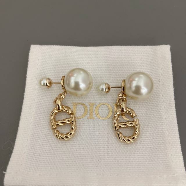 高品质 细节如图 D麻花Cd双珠耳钉 ZP4400 早春新款 极简风 高级浅金色 魔鬼呀 魔鬼 真心一万个赞 我们一致Zp黄铜材质 绝美的麻花纹路 简约而不简单