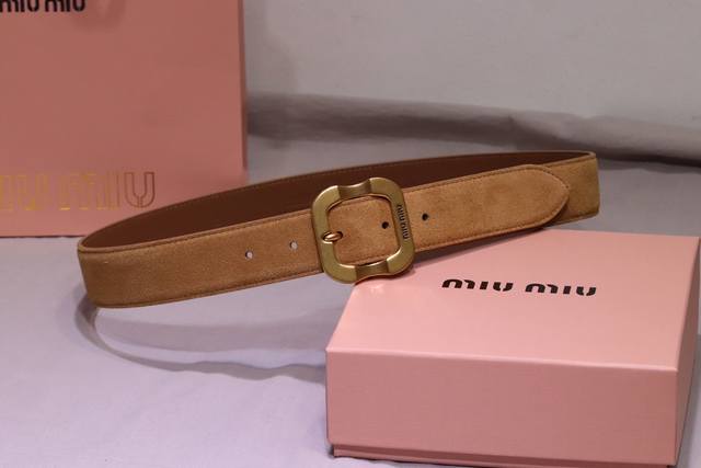 缪缪Miumiu专柜新款 完美1:1复刻精品复古镏金扣 这款皮革腰带是提升别致造型品味的理想之选 醒目的刻字五金徽标搭配方型针扣 手感柔软细腻的麂皮 非常时尚百