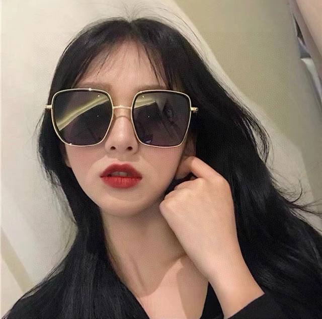 Gucci 2025开春新款太阳镜 各路网红纷纷带起气场满分 俏皮甜美.上脸效果更佳.金属质感超好 型号 G9535
