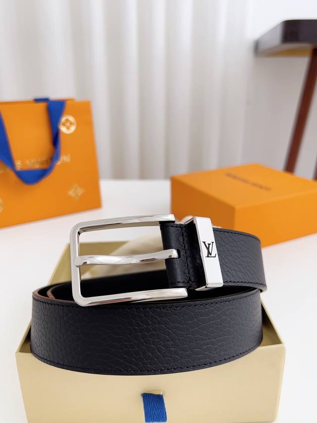 lv 宽度3,5Cm 这款Taurillon 腰带采用Logo金属环设计 适合沉稳低调的男士使用 经典设计 有黑色 材质 Taurillon 小牛皮腰带 小牛皮