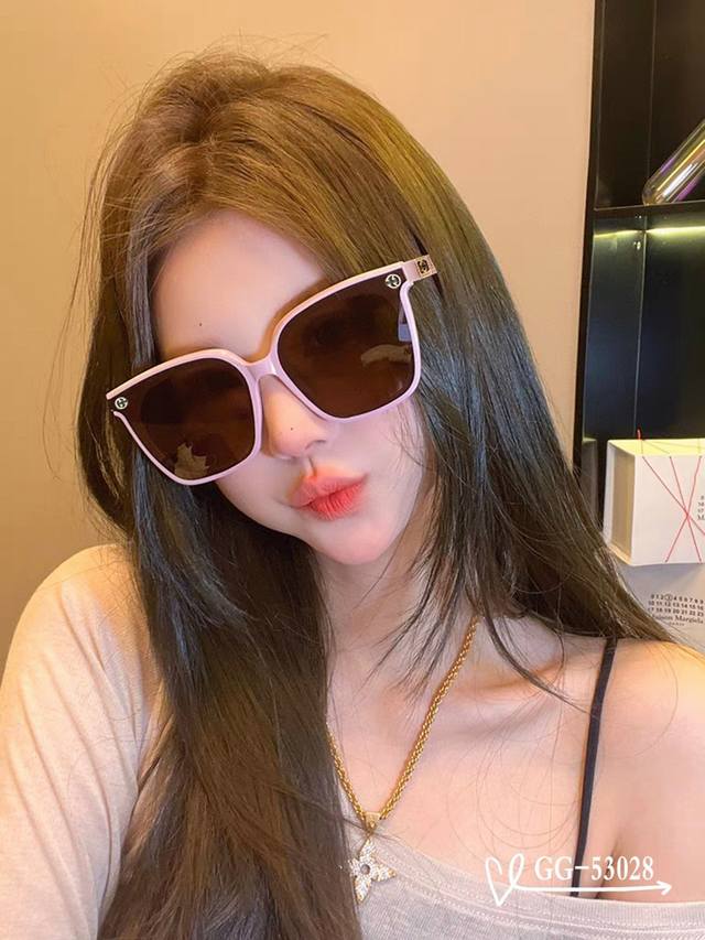 意大利古奇-Gucci . 宝丽来树脂高清镜片 . Tr镜架-轻便佩戴舒适 . Size 57-16-148 . 新款Gg家太阳镜减轻强光负担 遮挡有害光线防辐