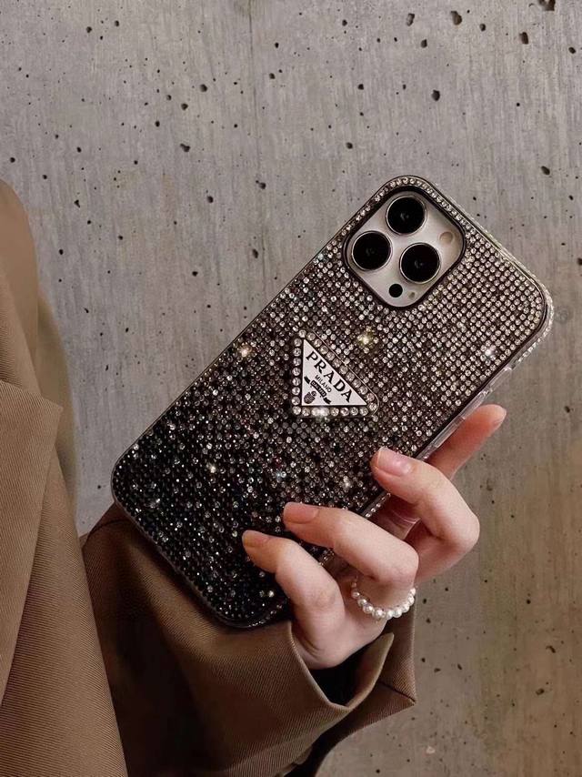 Iphone16系列更新 普拉达 prada官网同款闪钻全包手机壳 精准孔位 Bingbing 型号 为了不出现报错型号 请打开本机查看手机设置显示的型号 ip
