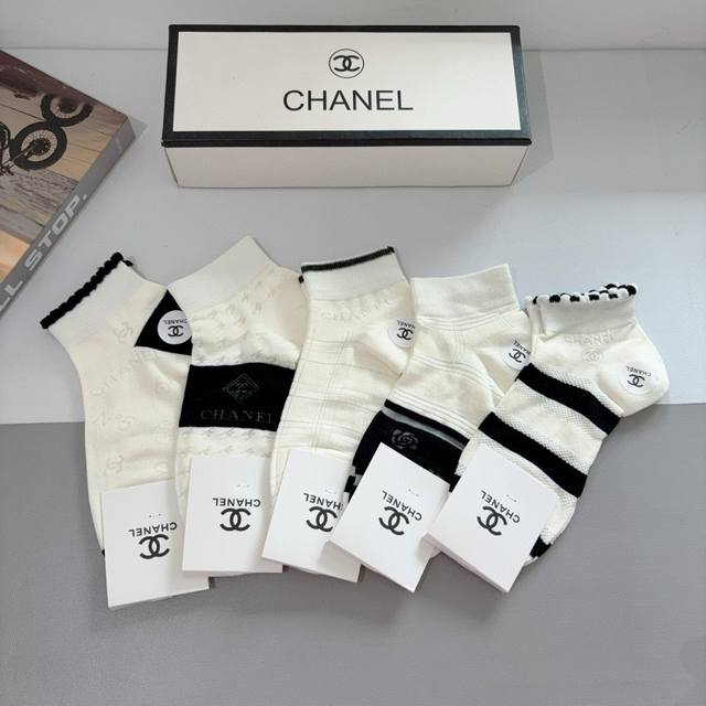 配包装 一盒5双 chanel 香奈儿经典袜子高版本竹棉材质柔软 秒杀市场普通货 经典的双C图案Logo 专柜同步袜子大牌出街 潮人必备 超好搭