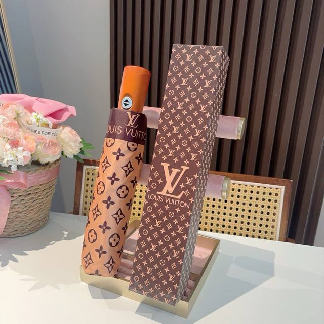 Louis Vuitton 路易威登 2025新款 经典字母 三折自动折叠晴雨伞 新涂层技术深色伞面 拥有令人惊喜的遮光效果 2色