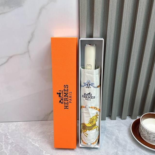爱马仕Hermes 三折防晒睛雨伞 2580夏季新款 全自动折叠晴雨伞 内里黑色涂层防晒有效阻隔紫外线99% Upf 50 所以能起到伞下体感降温的效果 有效隔