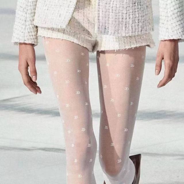 配包装 一盒1双 chanel 香奈儿经典植绒字母丝袜 欧美大牌裤袜一比一高版本制作 可以看得到的工艺 潮人秋冬必备单品
