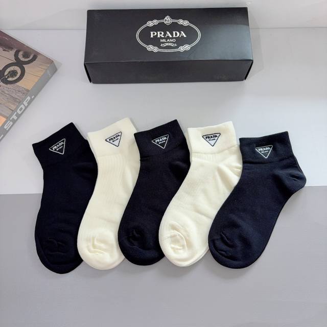 配包装 一盒5双 prada 普拉达 新款高端刺绣袜子 爆款字母专柜同步短筒袜 大牌出街 潮人必备超百搭