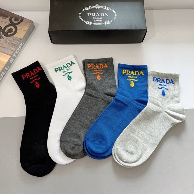 配包装 一盒5双 prada 普拉达 新款高端纯棉材质 中筒袜子 爆款字母专柜同步中筒袜 大牌出街 潮人必备超百搭