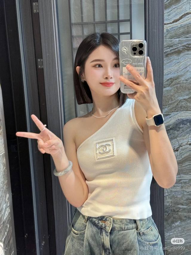香奈儿斜肩针织背心