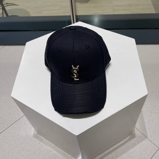 Ysl 圣罗兰推出限定棒球帽 合作联名设计 将运动元素和街头生活文化融入其中 搭配若隐若现的刺绣标识 展现出品牌潮流的一面 小红书爆款~网红明星上头同款