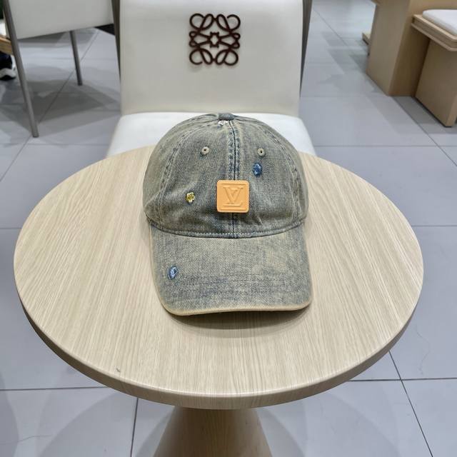 Lv路易威登刺绣小花 新款牛仔棒球帽 火爆技术升级 洗水牛仔风街头风十足 更符合现在时尚小姐姐的Style 机场街拍超飒
