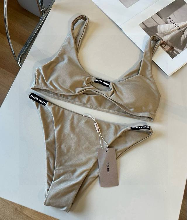 miumiu缪缪新款比基尼适合多种场景的游泳衣 海边 游泳池 温泉 水上乐园 漂流都可以内搭也完全可以 连体设计遮肉显高挑 腹部有点肉肉也不影响咱美美的 背面设