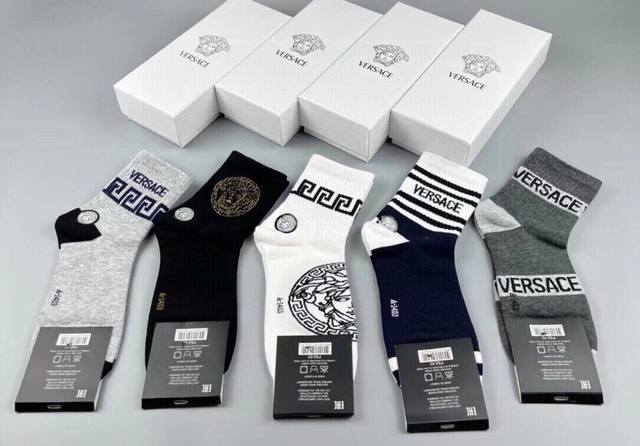 特 Versace 范思哲新品男款袜子 一盒五双 纯棉材质织造 超柔软舒适 提花经典美人头字母 完全彰显该品牌男士的低调奢华风格 Ins超火爆小单品 大牌出街