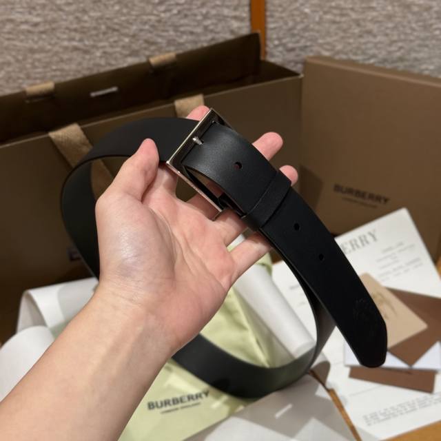 宝莉格纹拼皮革腰带 腰带 选用光滑小牛皮材质打造 于意大利工坊精制而成 装饰品牌格纹压花 点缀镀钯金扣环. 宽度3.5Cm