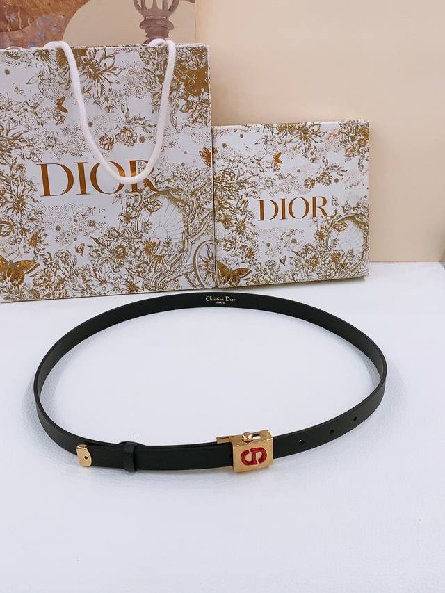 dior 鎏金扣 这款 Diorpolytechnique 腰带是发布秀的标志性款式 彰显现代优雅的气质 来自 Dioramour 限定系列方形 Cd 腰带扣