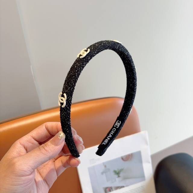 配包装 chanel 香奈儿 新款精美字母发箍 复古网红爆款头箍 搭配高端材质 超精致 时尚高级百搭款 多色可选