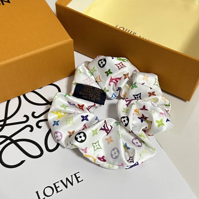 特 配包装 lv 路易威登 经典真丝发圈 带头上或者手上都非常好看 时尚百搭人手必备单品