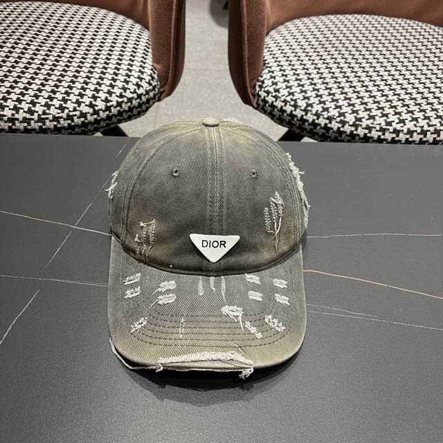 Dior迪奥 新款破洞三角标棒球帽 整个帽子质感超级好 网红爆款休闲时尚 百搭 超级火爆