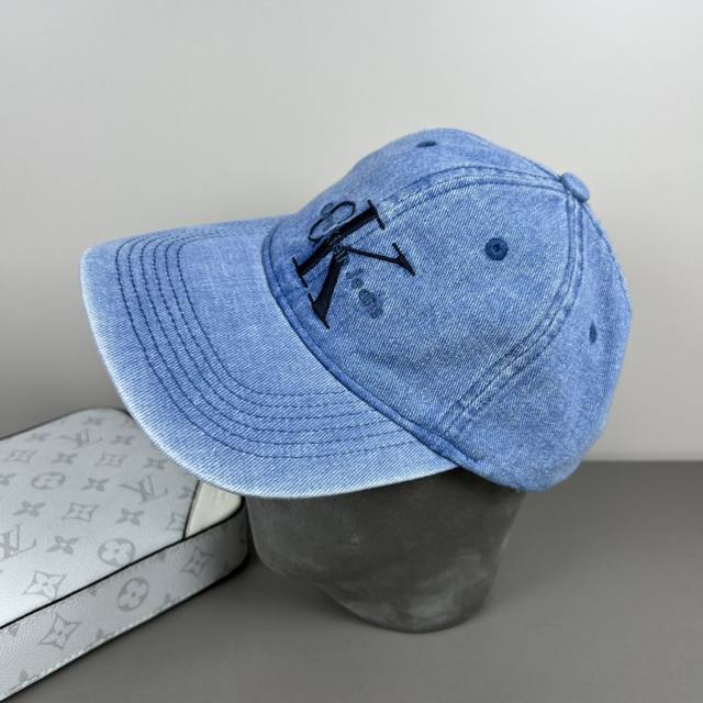 经典款 Calvin Klein Ck刺绣Logo 请认准高端品质市场唯一对版 小红书推荐 时尚百搭 众多明星都喜欢的一款 非常爆 非常火 非常好看