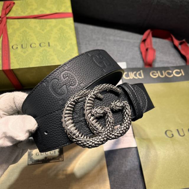 古奇 4.0Cm 新款 在为Gucci美学风格不断注入新灵感的盎然花园中 各种动物图案不断充盈繁盛 生动呈现灵蛇的鳞片结构 眼部水晶元素为这款单品打造迷人的点睛