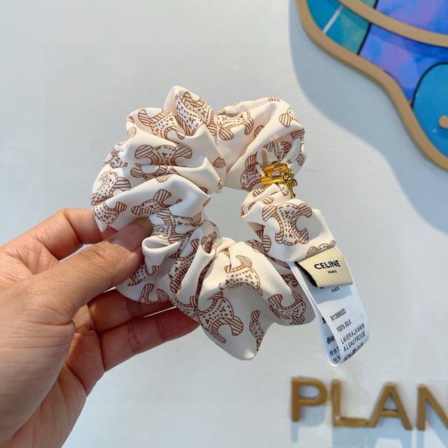 配包装 celine 赛琳 凯旋门网红爆款发圈 精致肠圈皮筋 佩戴舒适无压力 造型搭配必备 非常时尚百搭 女神必备单品 超级精致哦名媛范儿