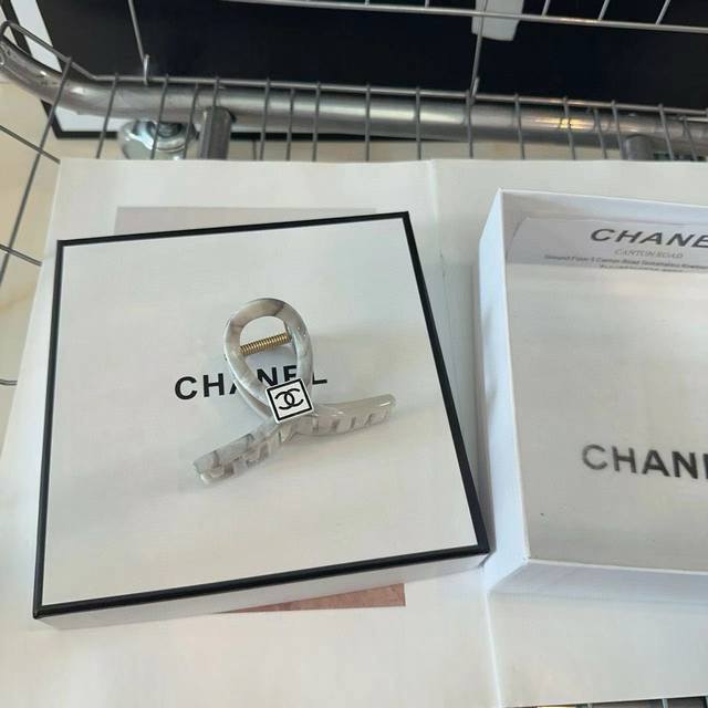 配包装盒 chanel 香奈儿 最新小香抓夹 简单实用 时尚潮流 小仙女必备
