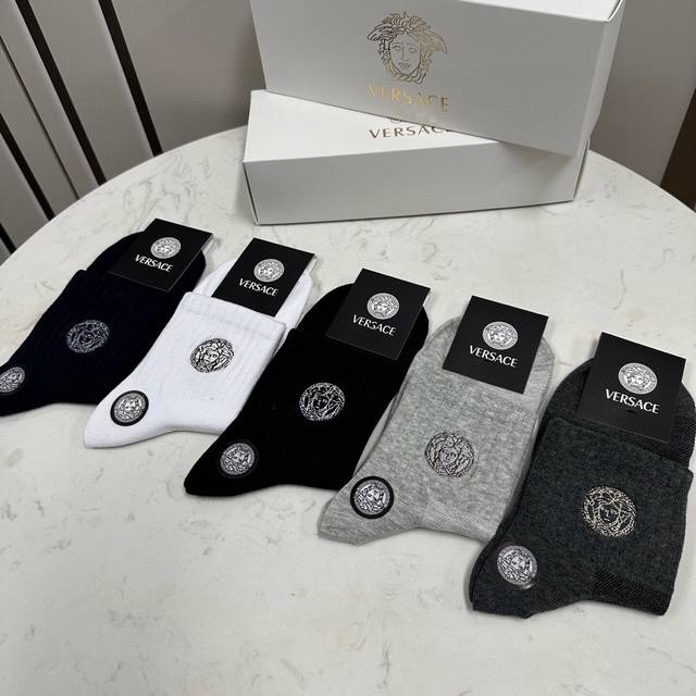 特 Versace 范思哲新品男款中筒袜子 一盒五双 纯棉材质织造 超柔软舒适 刺绣经典美人头图案 完全彰显该品牌男士的低调奢华风格 Ins超火爆小单品 大牌出