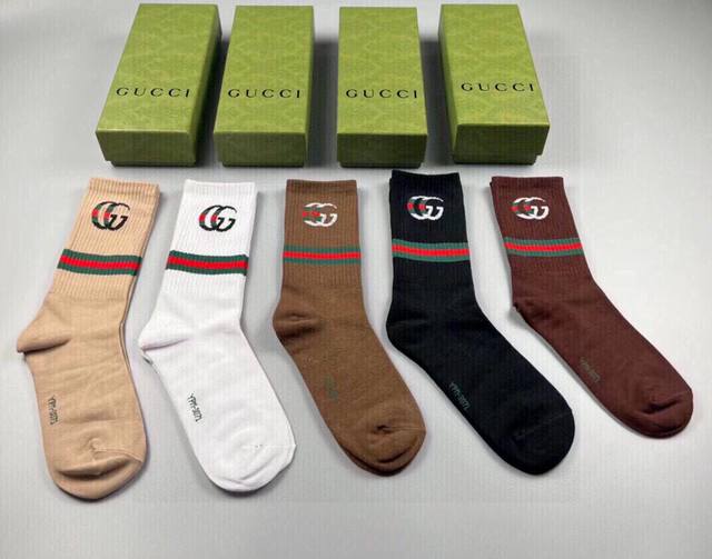 特 Gucci 古奇大G家新品长筒袜子 一盒五双 罗口处双G标志搭配红绿条 特显高大上 纯棉材质 透气舒适 运动休闲百搭款 Ins超火爆小单品 大牌出街 潮人必
