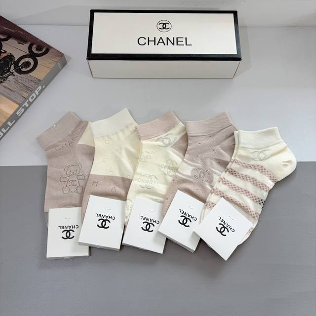 配包装 一盒5双 chanel 香奈儿经典袜子高版本竹棉材质 经典的双C图案Logo 专柜同步袜子大牌出街