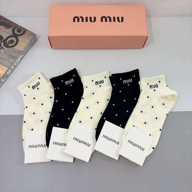 配包装 一盒5双 miumiu 缪缪 新款网红袜子短筒船袜纯棉材质 轻薄柔软透气 四季通用 欧美大牌街头必备