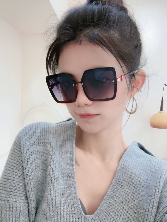 Tr偏光系列 Lv大框太阳镜墨镜经典的方框设计 不挑脸型 无论搭配大衣还是连衣裙都非常显气质偏光镜片预防紫外线 型号 型号 L081
