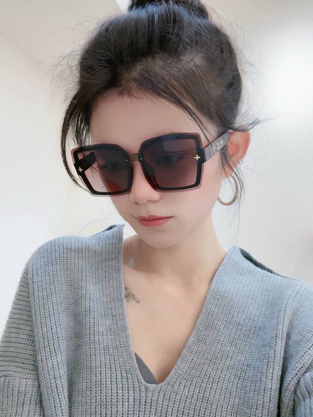 Lv大框太阳镜墨镜经典的方框设计 不挑脸型 无论搭配大衣还是连衣裙都非常显气质预防紫外线 型号 L7291