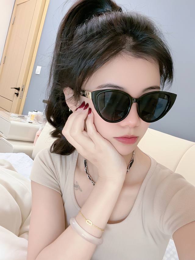 Lv 2025新款女士方框太阳眼镜 开车墨镜 新款太阳镜 时尚大方 舒适轻盈 精致奢华 超轻 型号 L15803