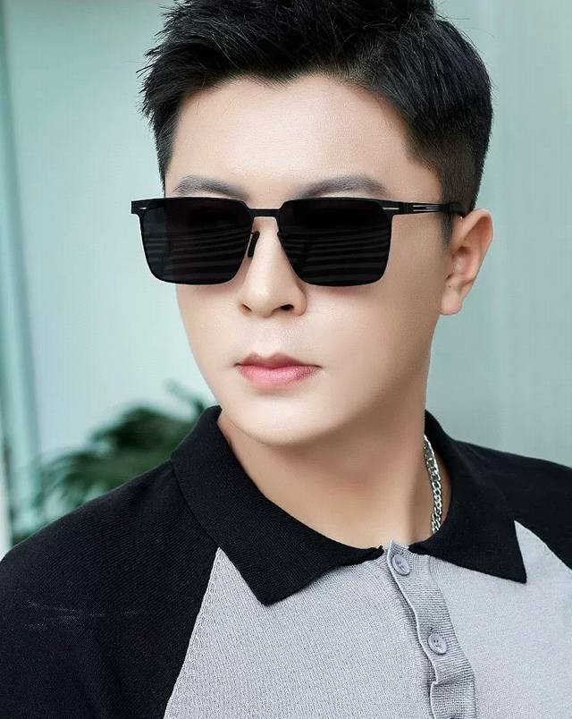 Lv 2025新款男女情侣款太阳镜多边形墨镜Ip电镀永不褪色 超轻超有弹性整幅眼镜无螺丝重要的是压不坏 高清尼龙镜片 精湛的工艺 原版材料 休闲大气不挑人的一款