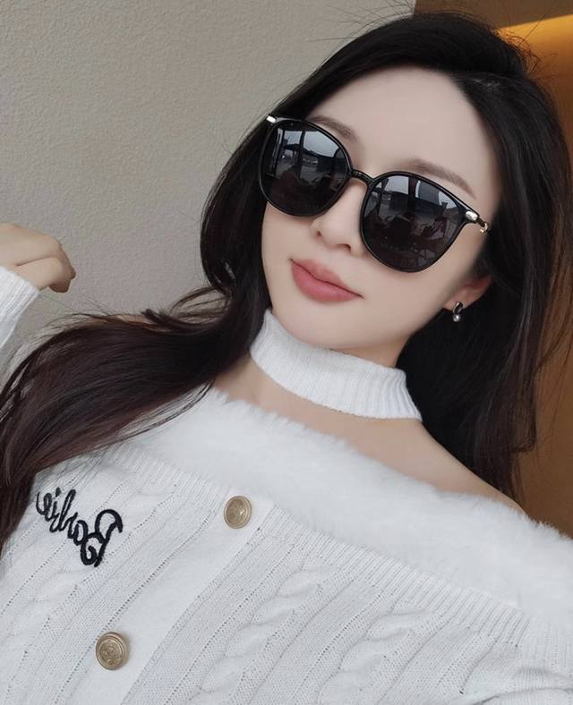 新品Chanel 香奈儿太阳镜以独特魅力和前卫风格诠释春夏最新眼镜 以方框设计两边经典小香珍珠做点缀 中梁金属质感超好佩带舒适 型号 Ch3255